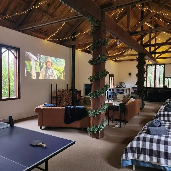 DAYLESFORD Frog Hollow Estate THE BARN - Wanting a different experience - Stay in the Barn - Table Tennis Table - Cinema Projector - Bar - Wood Fireplace - 3 QUEEN BEDS - A fun place for everyone, hotel di Glenlyon