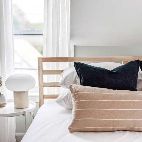 Scandi Inspired 2 Bed Suite Sandbanks Pass Incl、ピクトンのホテル