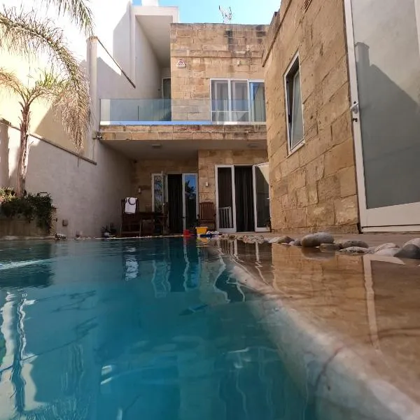 The Luxury Home - Next to airport!, מלון בKirkop