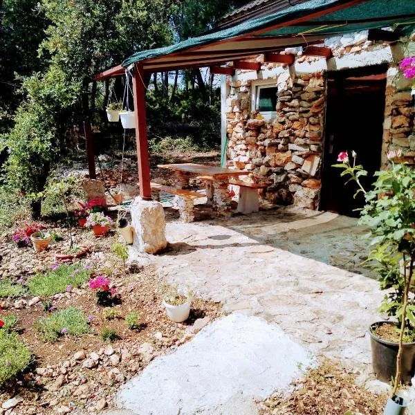 Isolated, 30m to sea, Viktoria s cottage, hotel en Kali