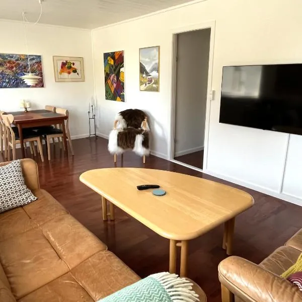 Cosy apartment near beach, marina & city centre, hotel u gradu 'Hoyvík'
