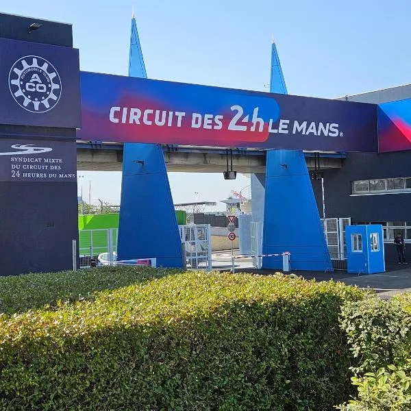 Circuit du Mans Jacques Brel, hotel in Guécélard