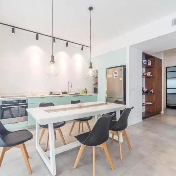 TLV beach 4 rooms big balcony / 125 m2 appart, hotel in Tel Aviv