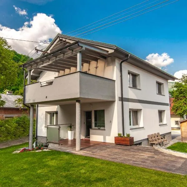 Slavka's house under Velika planina, hotel a Stahovica