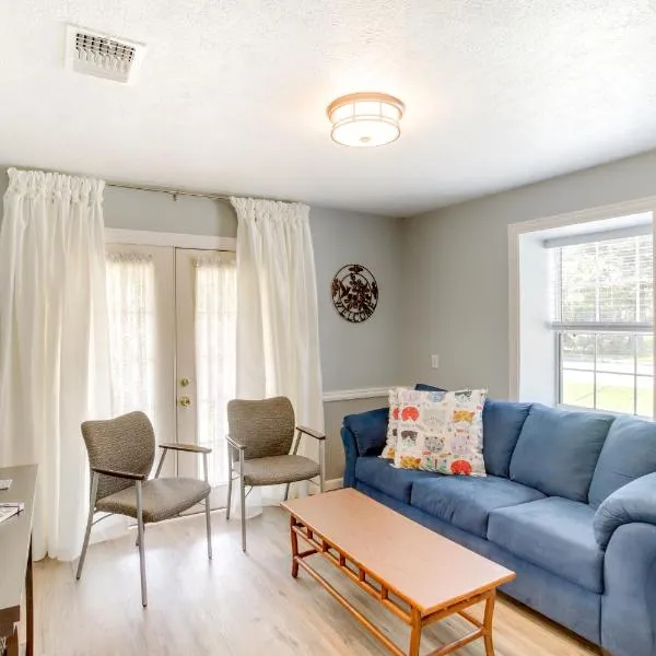 Cozy Shenandoah Home Less Than 2 Mi to The Woodlands Mall!, hotel v destinaci The Woodlands