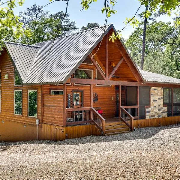 Broken Bow Cabin with Hot Tub and Outdoor Fireplace! โรงแรมในโบรคเคนโบว์