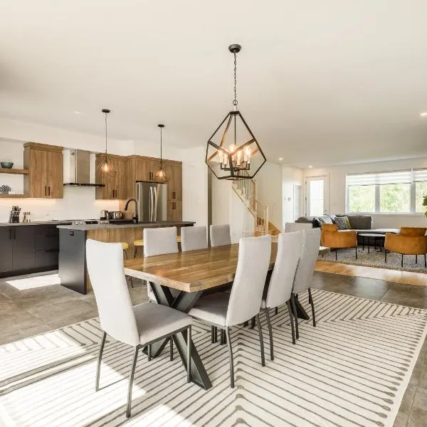 Le Memph Hirondelle spacious comfortable condo cottage eco responsible 3 bedrooms - hot tub & pool Memphrémagog Lake, hotel in Magog-Orford