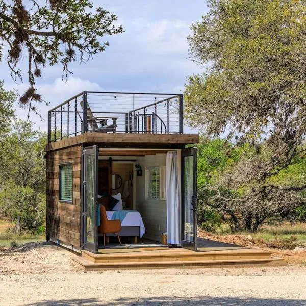 New The Wildflower Cozy Container Home, hotel in Fredericksburg