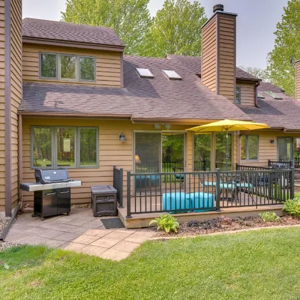 Updated Retreat with Golf Course and Wildlife Views!, hotel v destinaci Galena
