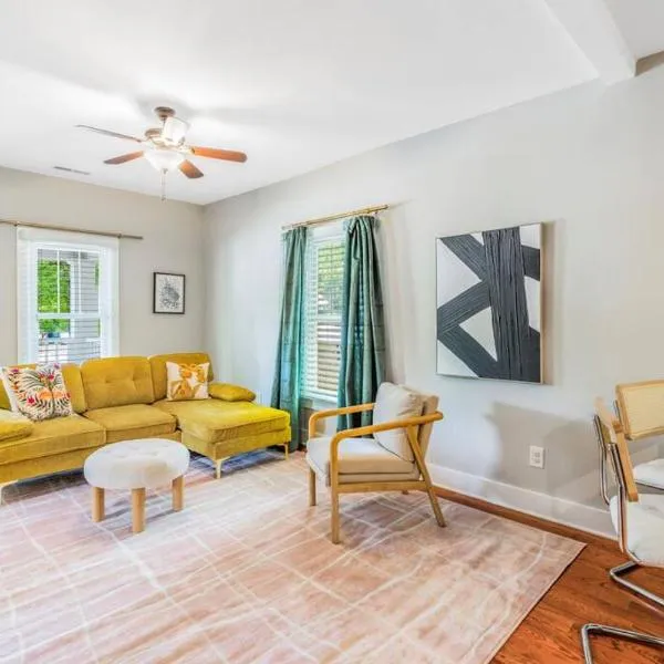Bright + New - Fire Pit - Hammock - 3 bd, hotel v destinaci Raleigh