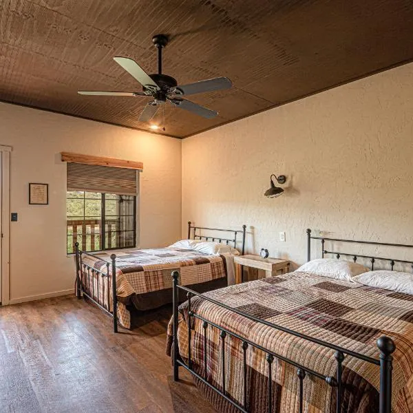 Miners Cabin #3 -Two Double Beds - Private Balcony - Walk to the Action, hotell i Tombstone