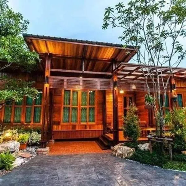 Areeya phubeach resort wooden house Coliving Coworking, hotel v destinaci Ban Chong Phli