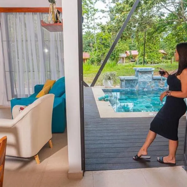 Villa Aurora with Jacuzzi in La Fortuna, hotel in Fortuna
