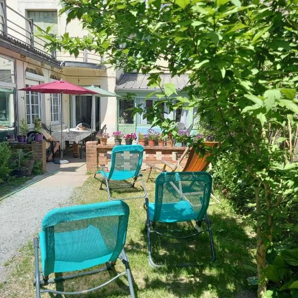Maison Violette en Berry - chambres d'hôtes vintage face au marché d'Aigurande, hotel em Aigurande