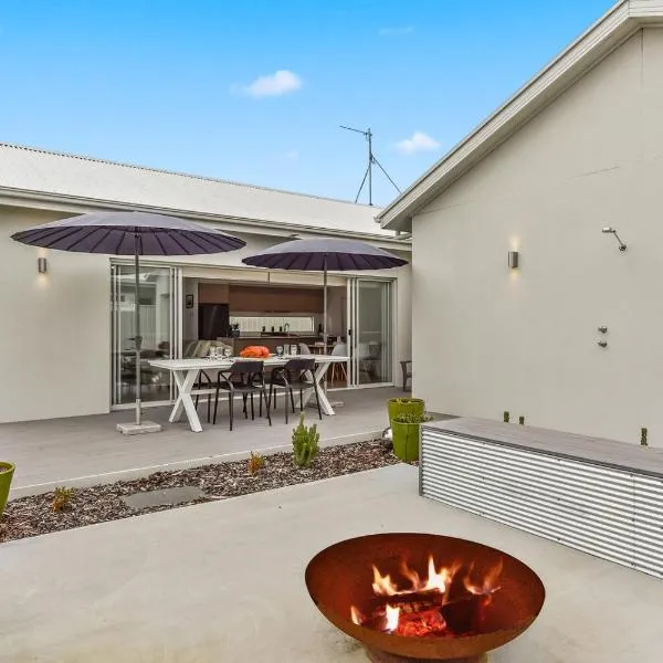 Bright & Easy - Address is 7 Cobb & C Way Pet Friendly Inside, hotel in Robe
