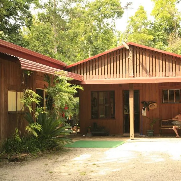 Tropical Bliss bed and breakfast, מלון בMena Creek