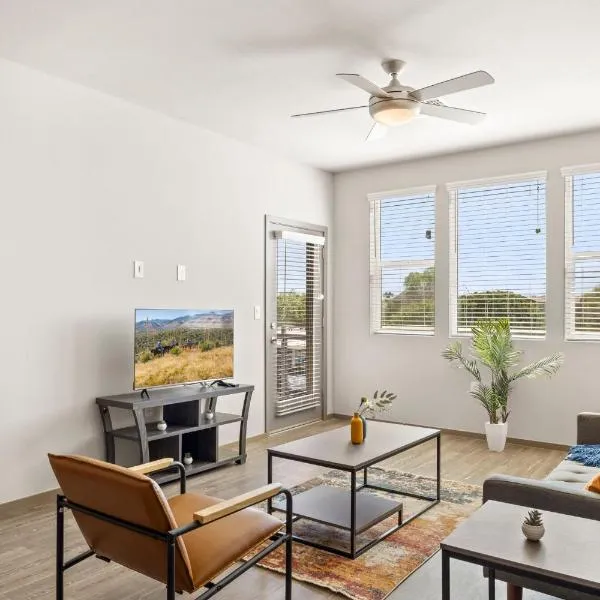 Spacious Westgate CozySuites by stadium with pool 1, hotel in Glendale