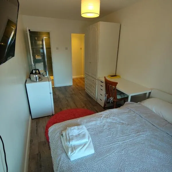 EnSuite Master Bedroom, private bathroom, inside family home, walking distance to Harry Potter, hotel in Leavesden Green