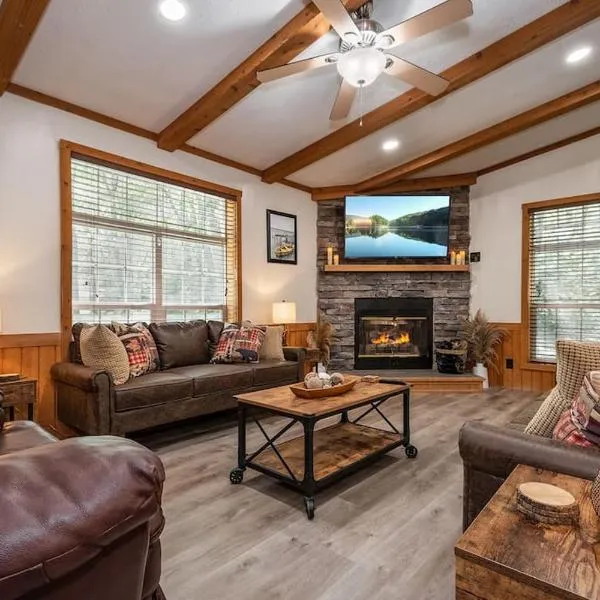 *Entire House • Sleeps 9 • Hot tub • Pets Welcome*, hotel v destinaci McHenry