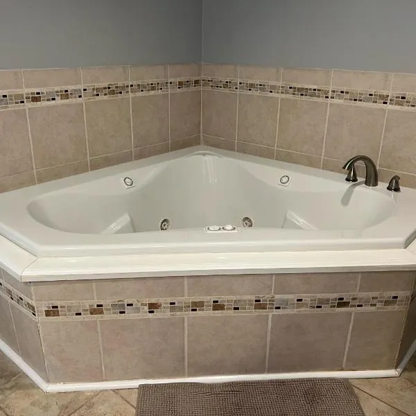 Stay In Ohiopyle in the middle of town by the GAP trail, Hotel in Ohiopyle