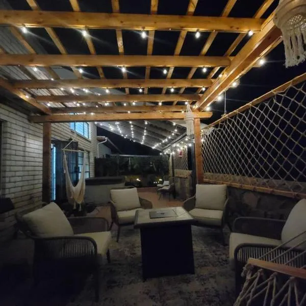 The Ritz Spa Sanctuary hot tub/patio/fam/pet, hotel in Las Cruces