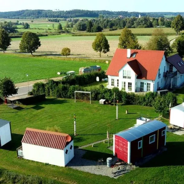 Feriendörfle Fritz - Zirkuswagen (rot), hotel en Ettenbeuren