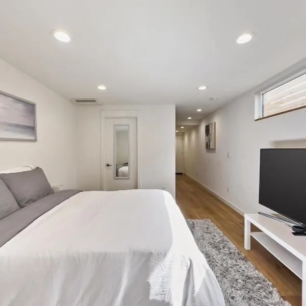 Modern apartment near light rail, hotel v destinaci Seattle