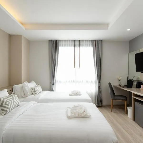 The Riski Hotel at Bangphlat Station SHA, hotel in Bangkok