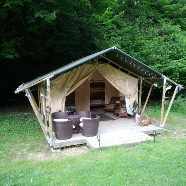 Tente lodge Élevage Girbal, hotel v destinaci La Chapelotte