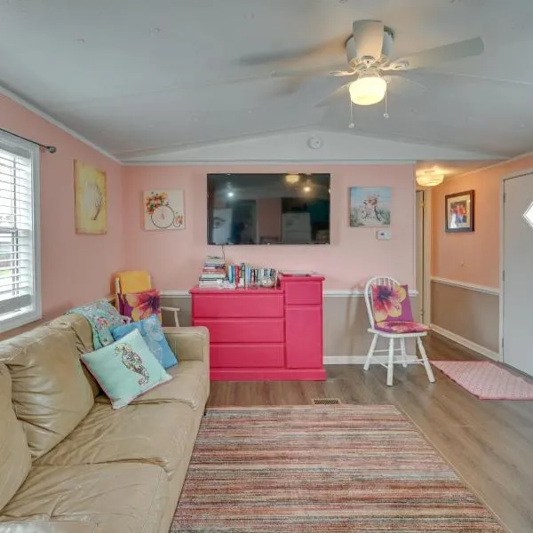 Walk to Shore Myrtle Beach House with Private Deck!, hotel in Myrtle Beach