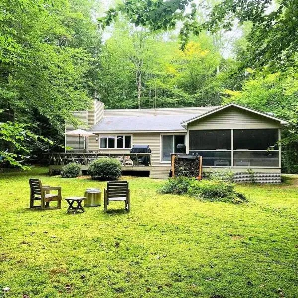 The Monk's Cottage-White Mountains, Pet Friendly, hotel in Woodstock