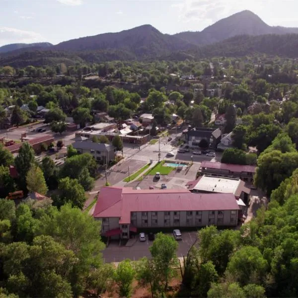 The Junction Hotel and Hostel, hotel en Rockwood