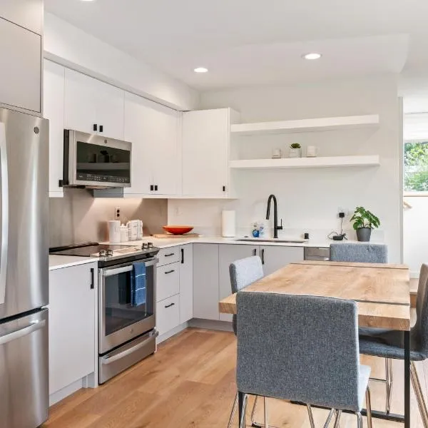 Modern two story townhouse near light rail, hotel v destinaci Seattle