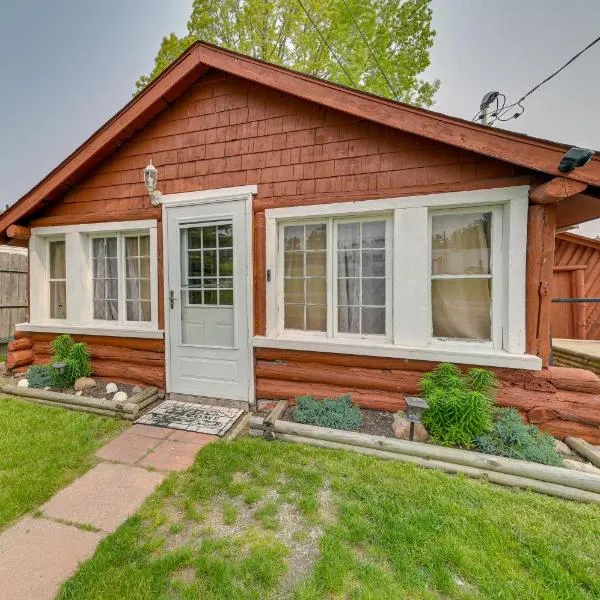 Cozy Houghton Lake Vacation Rental with Fireplace!, hotel in Houghton Lake