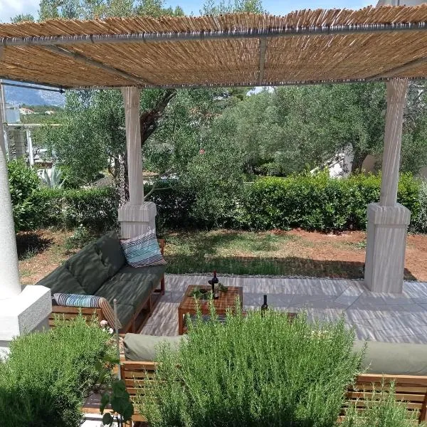 My Mediterranean Villa with Huge Garden and own Parking, hotel v destinaci Lumbarda