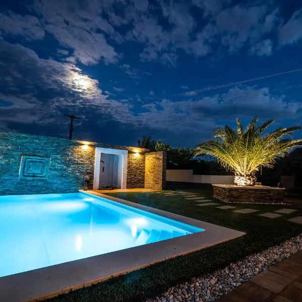 Villa Sunset Pool & Spa apartments, hotel v destinaci Zgornje Škofije