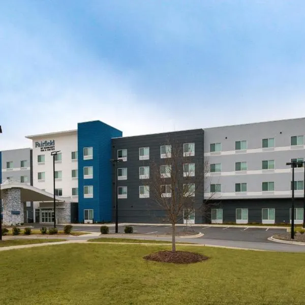 Fairfield Inn & Suites by Marriott Charlotte University Research Park، فندق في Bahama Park