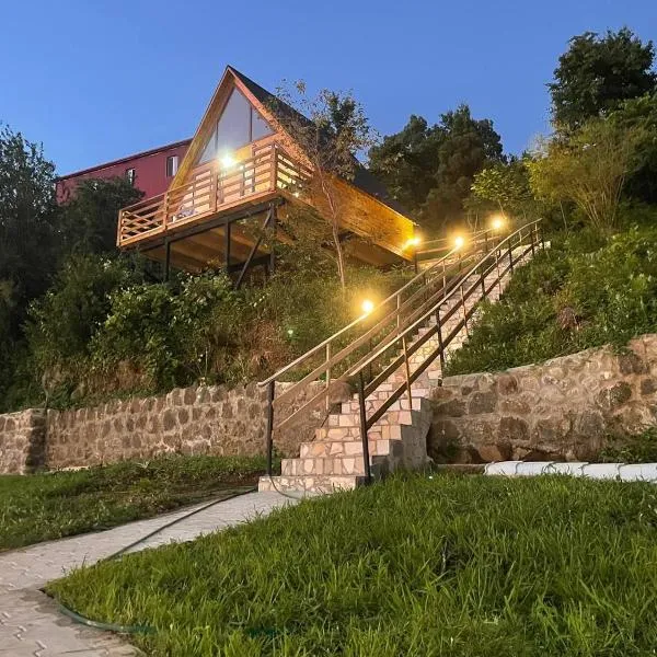 Beautiful Wooden house with seaside views, hotel v destinaci Batumi