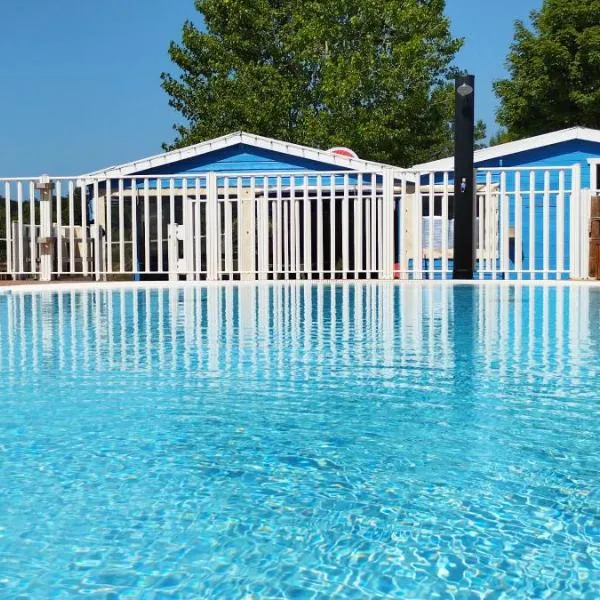 CAMPING LES EMBRUNS 3* โรงแรมในCamoël