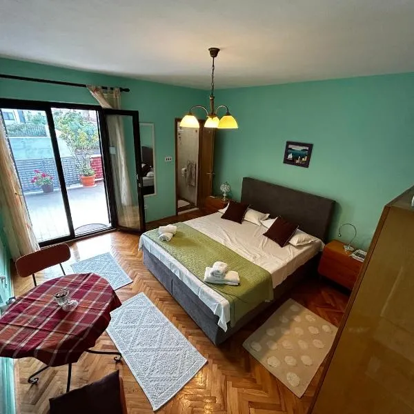 Private Terrace Room - Free Parking - Near Airport & Center, hotel in Kaštela