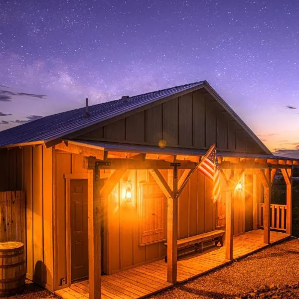 -Pet Friendly- Miners Cabin #6 - One Queen Bed with Private Balcony, hotel in Tombstone