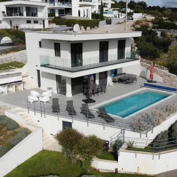 Korala - Luxe villa met 4 dubbele kamers en privé zwembad, viešbutis mieste Viniščė