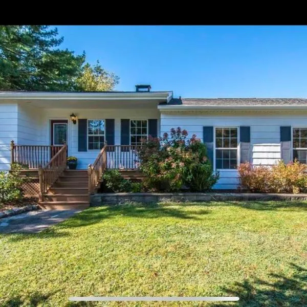 Tantallon Guest Room with Private Beach, hotel in Mill Cove