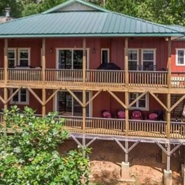 Red Rooster Family Cabin w/Hot Tub+Fire Pit+View, hotel in Franklin