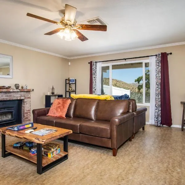 Peaceful Home with Nature Views & Trail Access, hotell i Yucca Valley