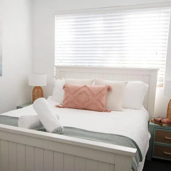 Callie Beach Escape - Beachside View, Family Friendly, Walk Everywhere, hotel in Caloundra