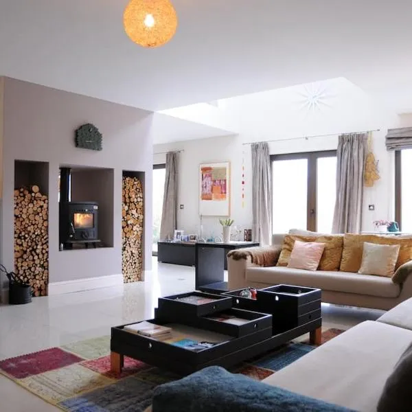 Modern 4 Bedroom House Ring of Kerry -Killarney, hotel in Ownagarry Bridge