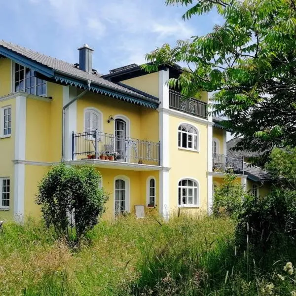 Ferienwohnung in seenaher Künstlervilla in Gstadt, hotel in Gstadt am Chiemsee