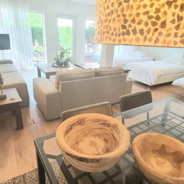 Luxury loft at lake Volendam 20 min. from Amsterdam CS, hotel v destinaci Volendam