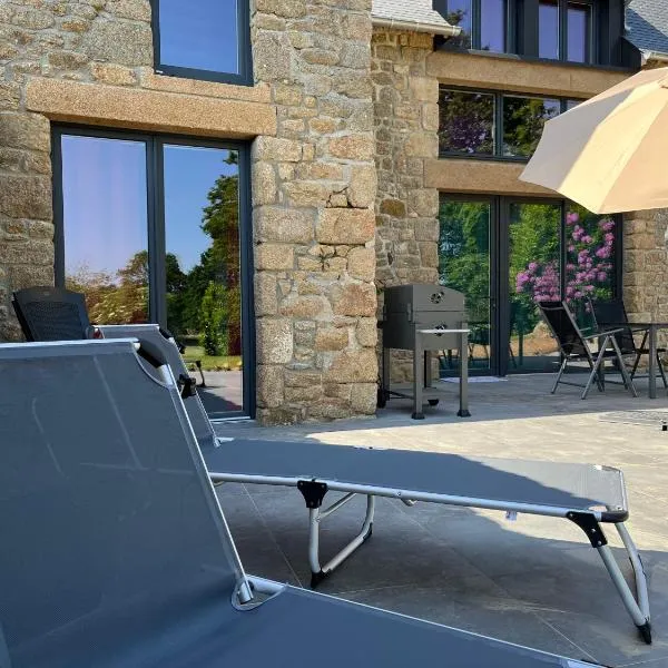 Maison d'hôte avec sauna et jacuzzi à la campagne, hotel en Saint-Brice-en-Coglès